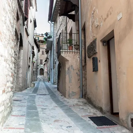 Nyaraló Cute House In Central Todi With Sensational Views